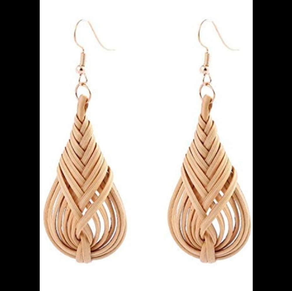 Lightweight bohemian rattan knit dangle earrings.